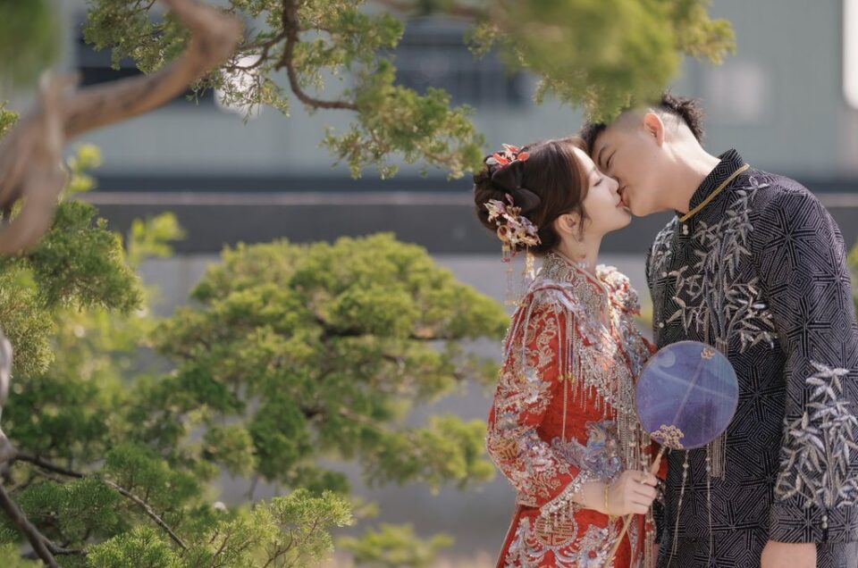 士煒與蕙妏在庭院中的訂婚類婚紗｜深呼吸影像